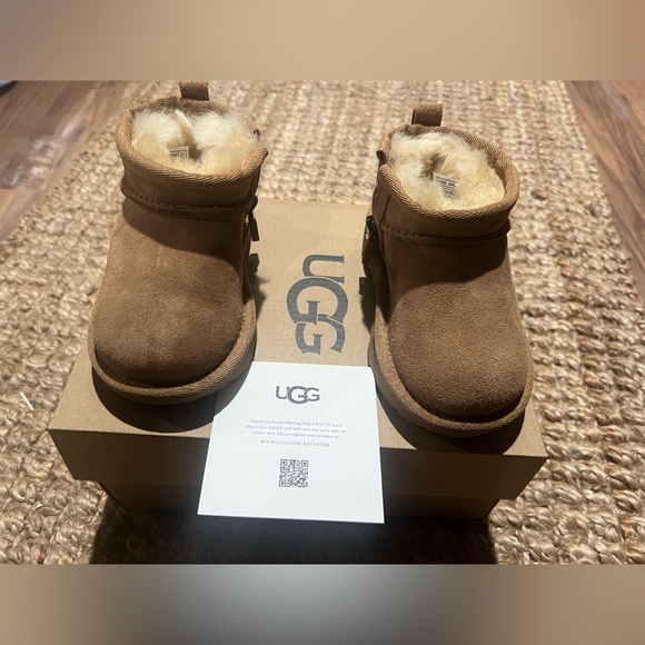Uggs Toddler Classic Ultra Mini NWT in box size 6 brown chestnut
